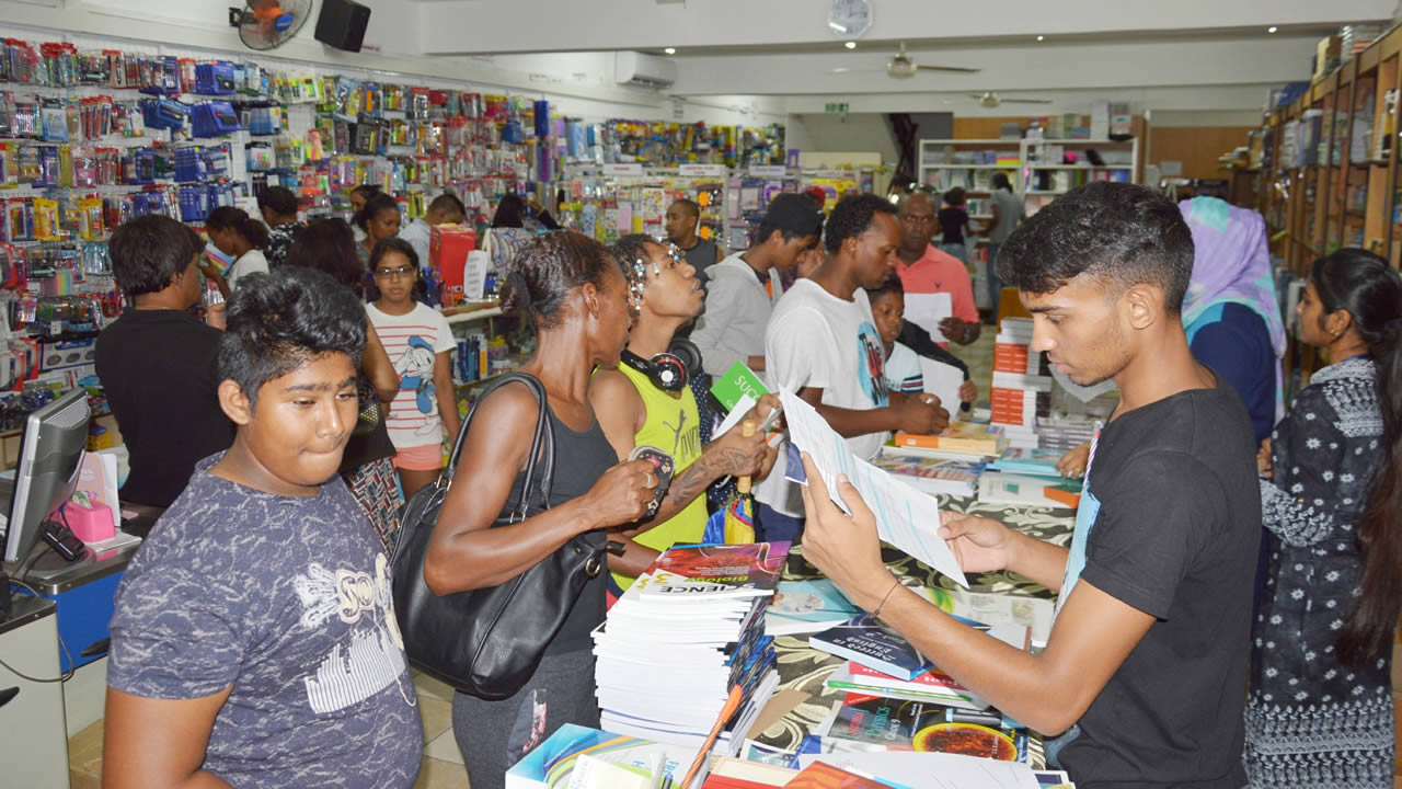 Les libraires devront compter sur les élèves de Grade 10 à 13 pour vendre leurs livres.